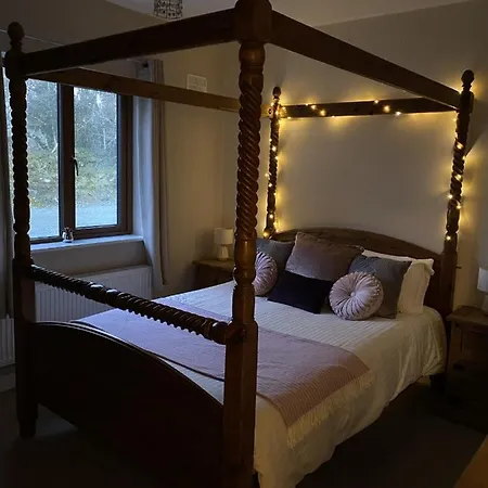 Secluded Hilltop Hideaway! 度假居 *